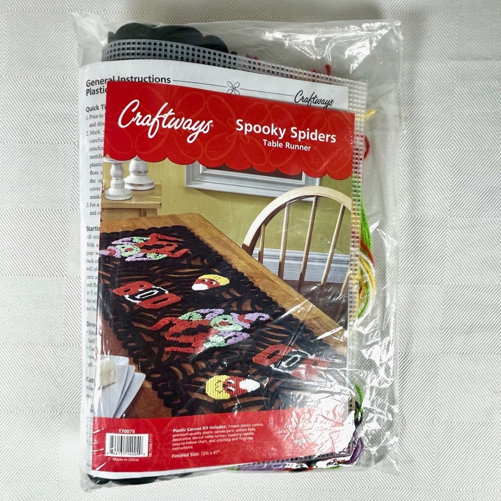SPOOKY SPIDERS Halloween Table Runner Craftways Plastic Canvas Kit #170075 NNIP